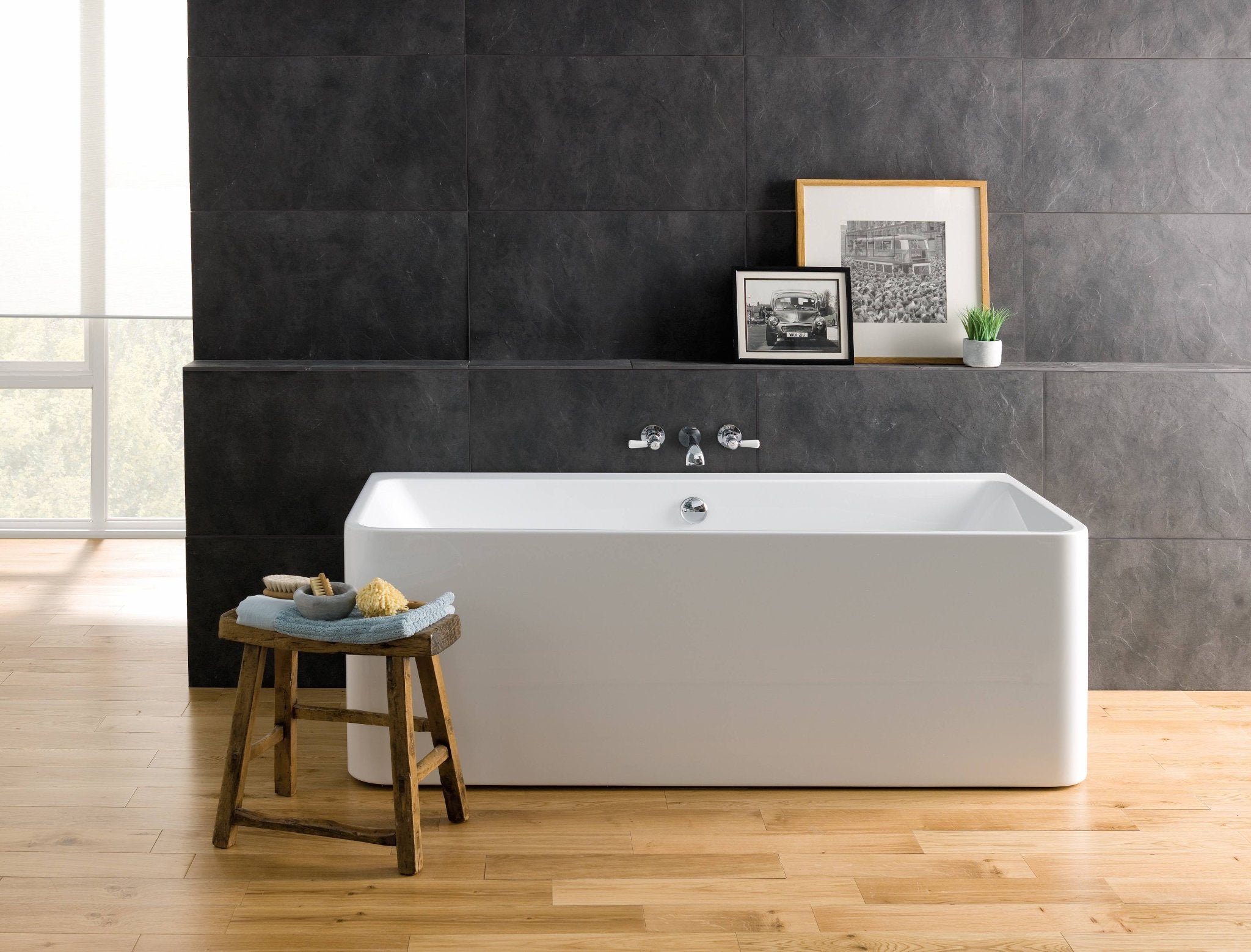 Murali bath room setting